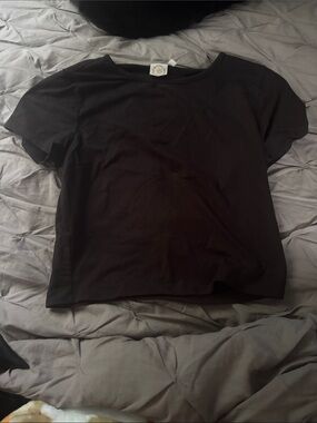Women’s Short Sleeve Crewneck Tee in Black